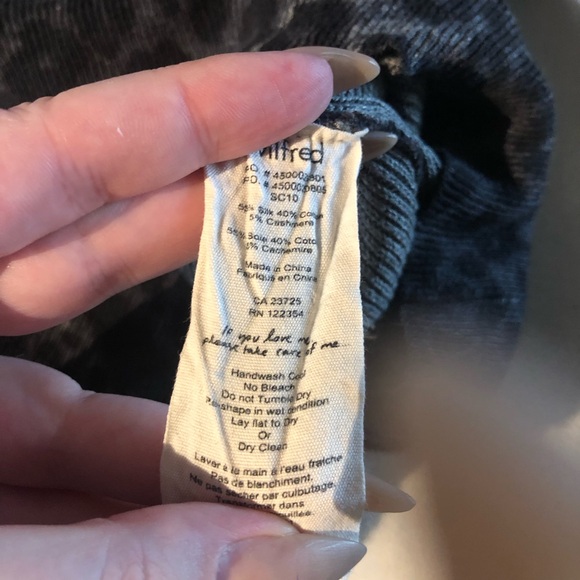 GUC Aritzia Wilfred Grey Black Animal Print Light Weight Sweater Size Medium - Picture 4 of 6